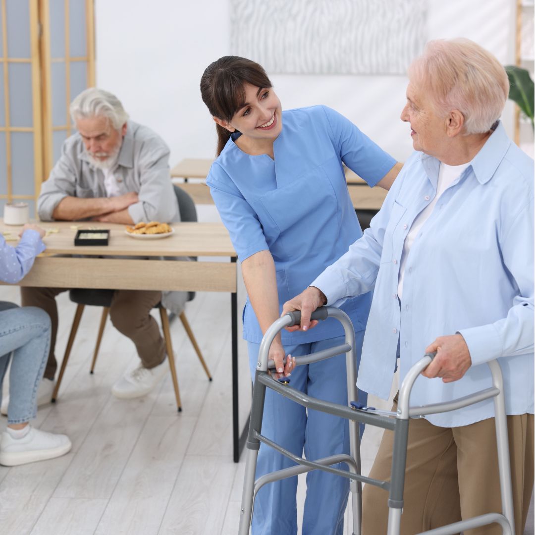 Opieka domowa a dom seniora – co wybrać dla bliskiej osoby?